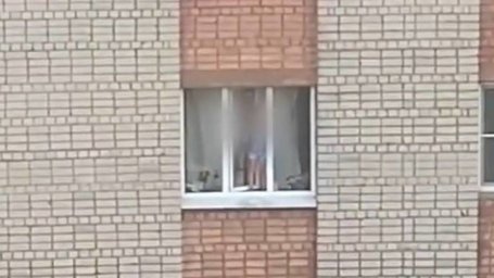 Напуганный мальчик едва не выпал из окна квартиры в отсутствие мамы