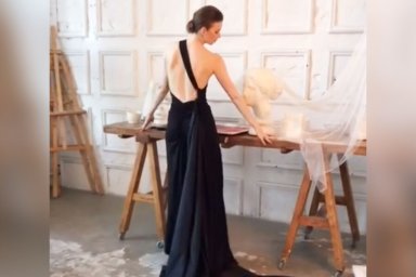 Заслуженная артистка России снялась в облегающем платье без белья