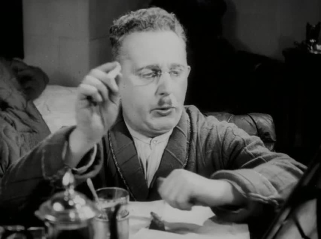 Девушка с коробкой (1927)